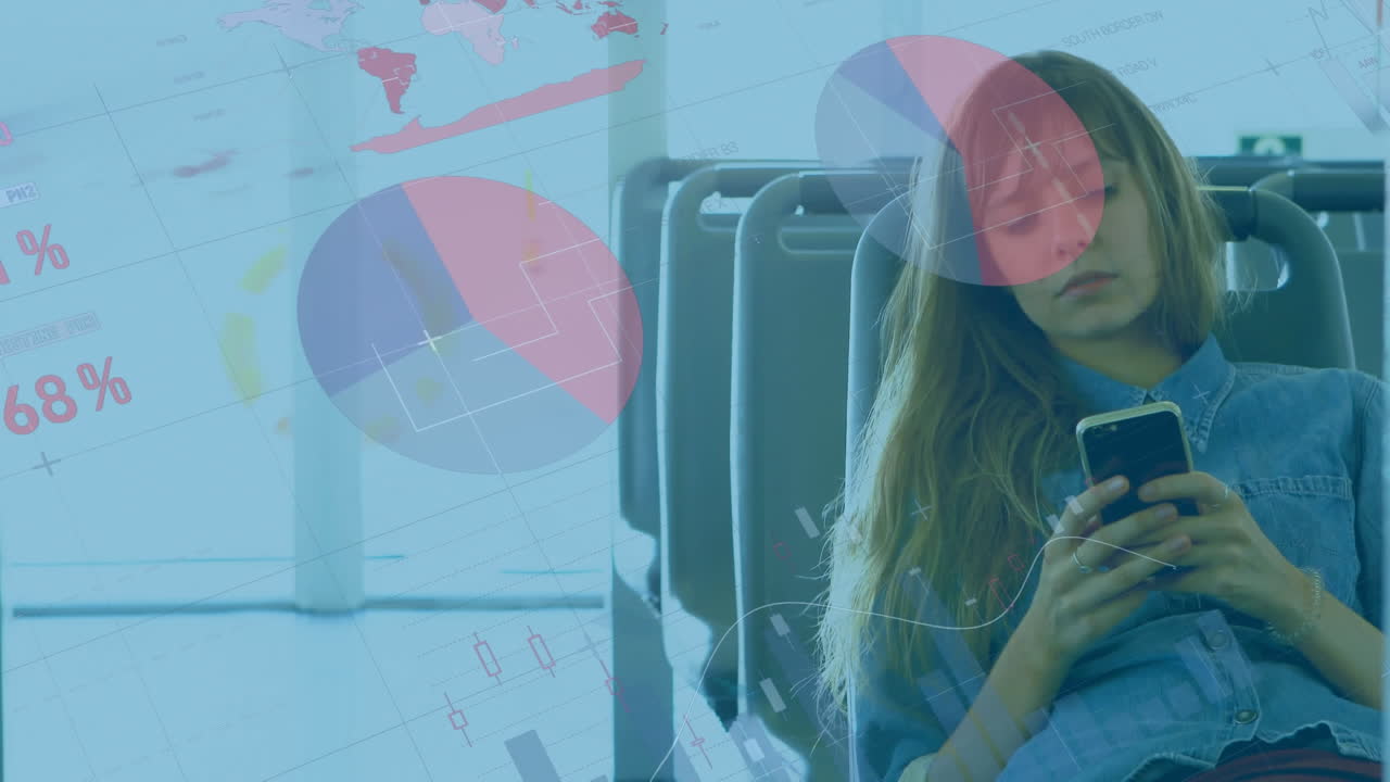 animación de procesamiento de datos estadísticos contra una mujer caucásica que usa un teléfono inteligente en una parada de autobús