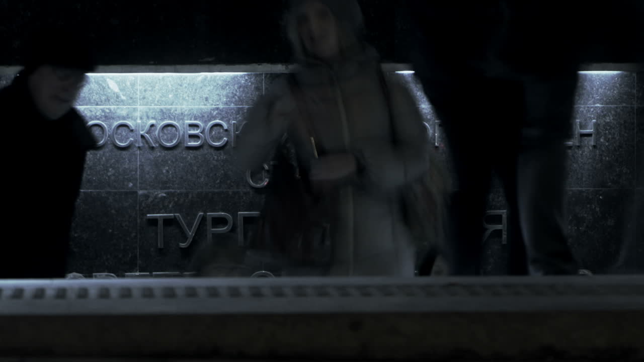 timelapse людей на станции метро тургеневская