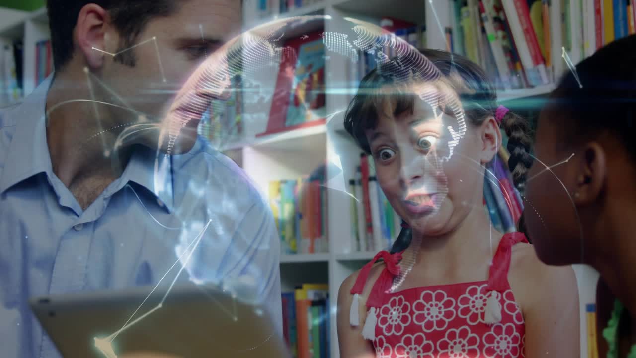 Professor(a) tocando no tablet, iniciando uma sobreposição animada de globo para ensinar, com os alunos reagindo surpresos.