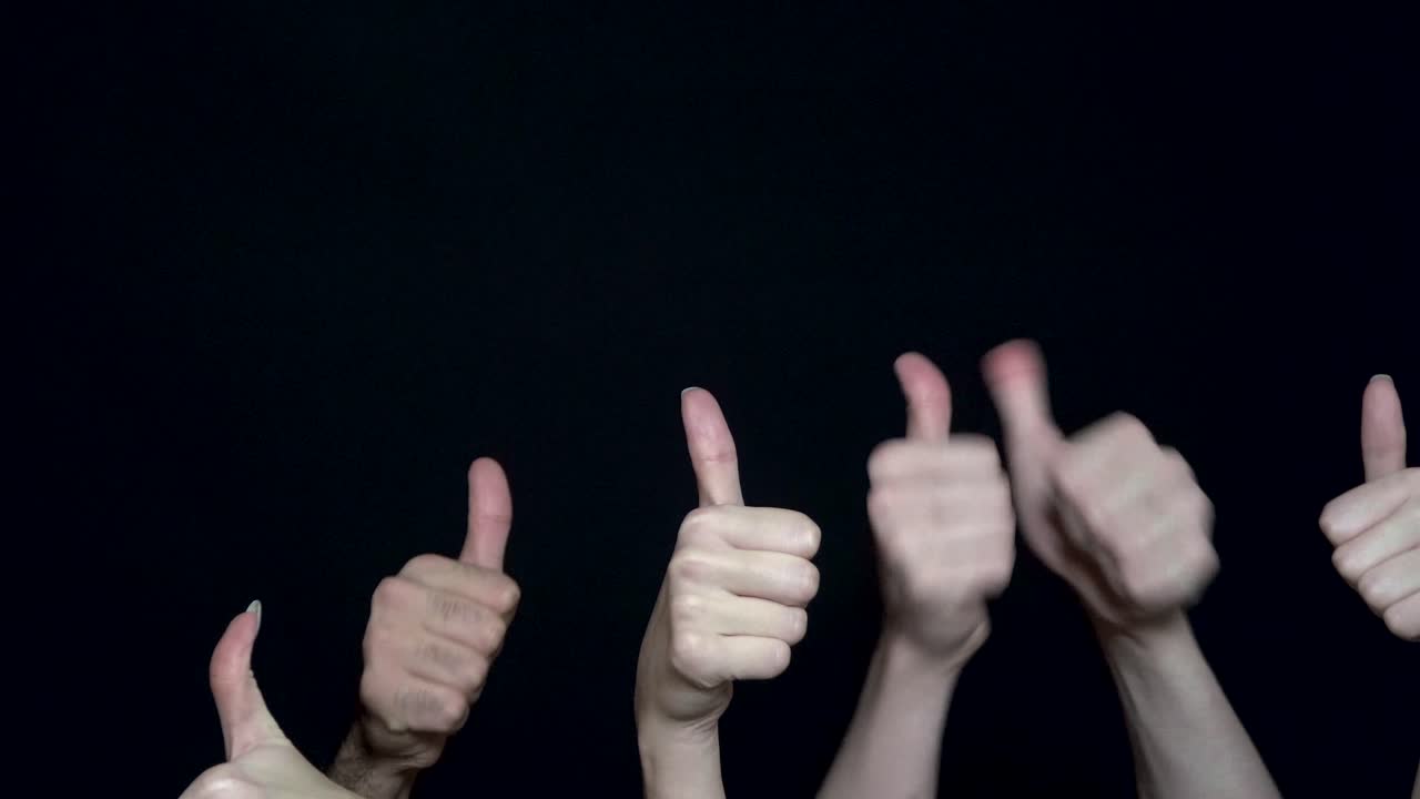 많은 사람들이 엄지손가락을 올리고 있습니다.