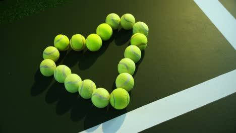 pelotas de tenis dispuestas en forma de corazón 4k