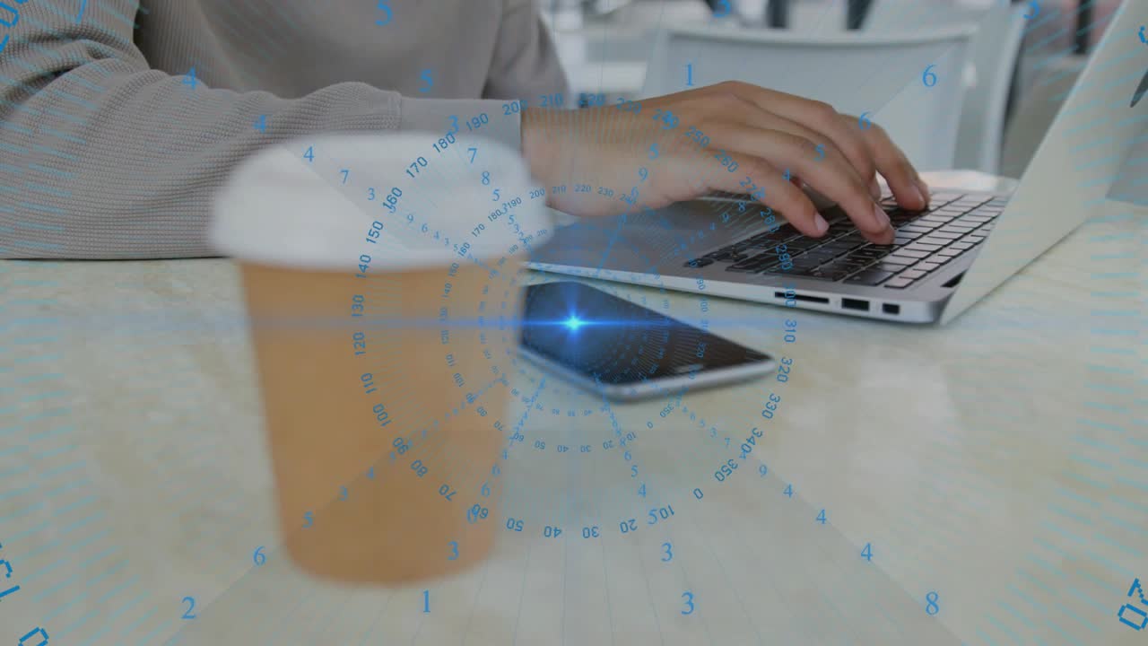 Un uomo prende una tazza e poi digita sul laptop in un bar, mentre un HUD circonda il telefono per affari.