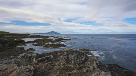 Lapso-De-Tiempo-De-La-Costa-Escarpada-Con-Nubes-En-Movimiento-En-El-Cielo-Y-Rocas-Marinas-En-Primer-Plano-En-La-Isla-De-Achill-En-El-Atlántico-Salvaje-En-Irlanda