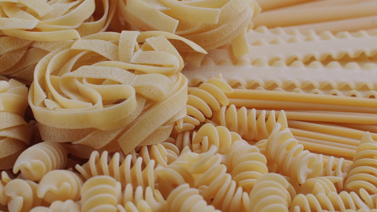 Primo piano di varietà assortite di pasta secca