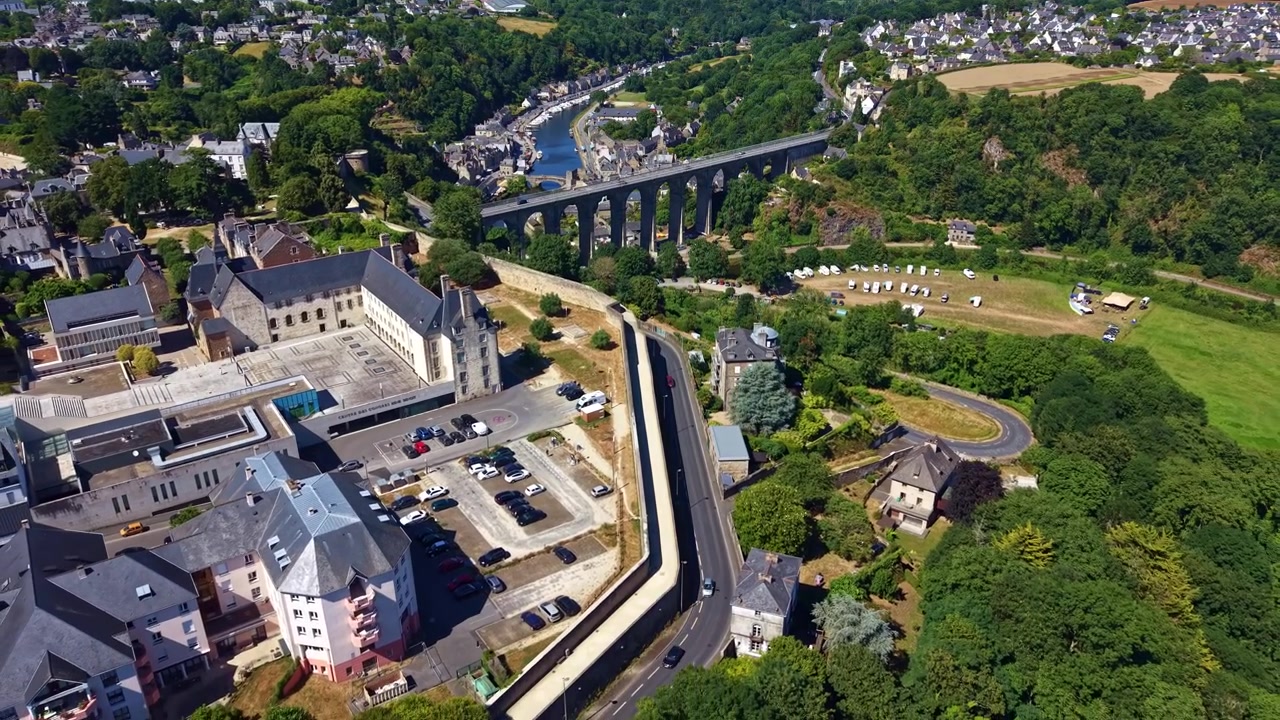 Droneoptagelse der trækker sig tilbage og afslører Rance-dalen, Dinan-viadukten, omkringliggende landbrugsjord, veje og en del af den historiske by Dinan i Bretagne, Frankrig