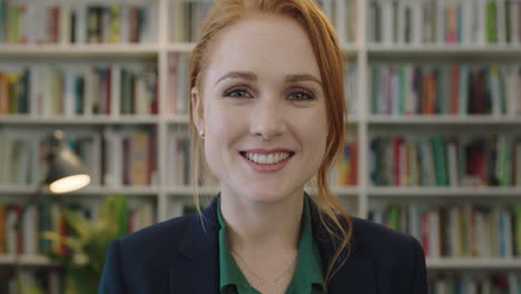 Retrato-De-Una-Hermosa-Joven-Pelirroja-Mujer-De-Negocios-Pasante-Sonriendo-Feliz-Disfrutando-De-Una-Oportunidad-De-Carrera-Profesional-En-El-Fondo-De-La-Biblioteca