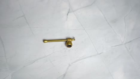 hombre tomando tabaco de bronce fumando pipa en la mesa
