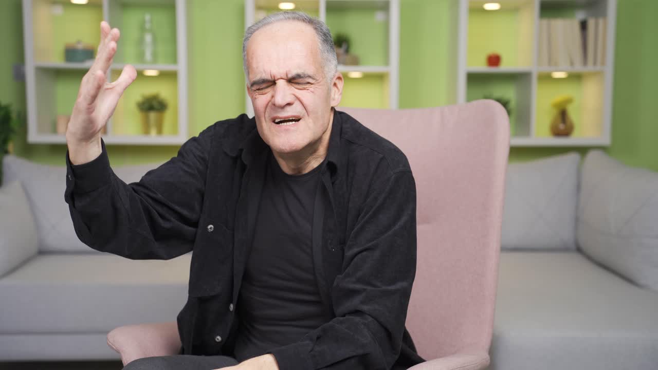 ⁇ 은이가 분노로 비명을 지르고 있습니다. 그는 카메라를 보고 있습니다.