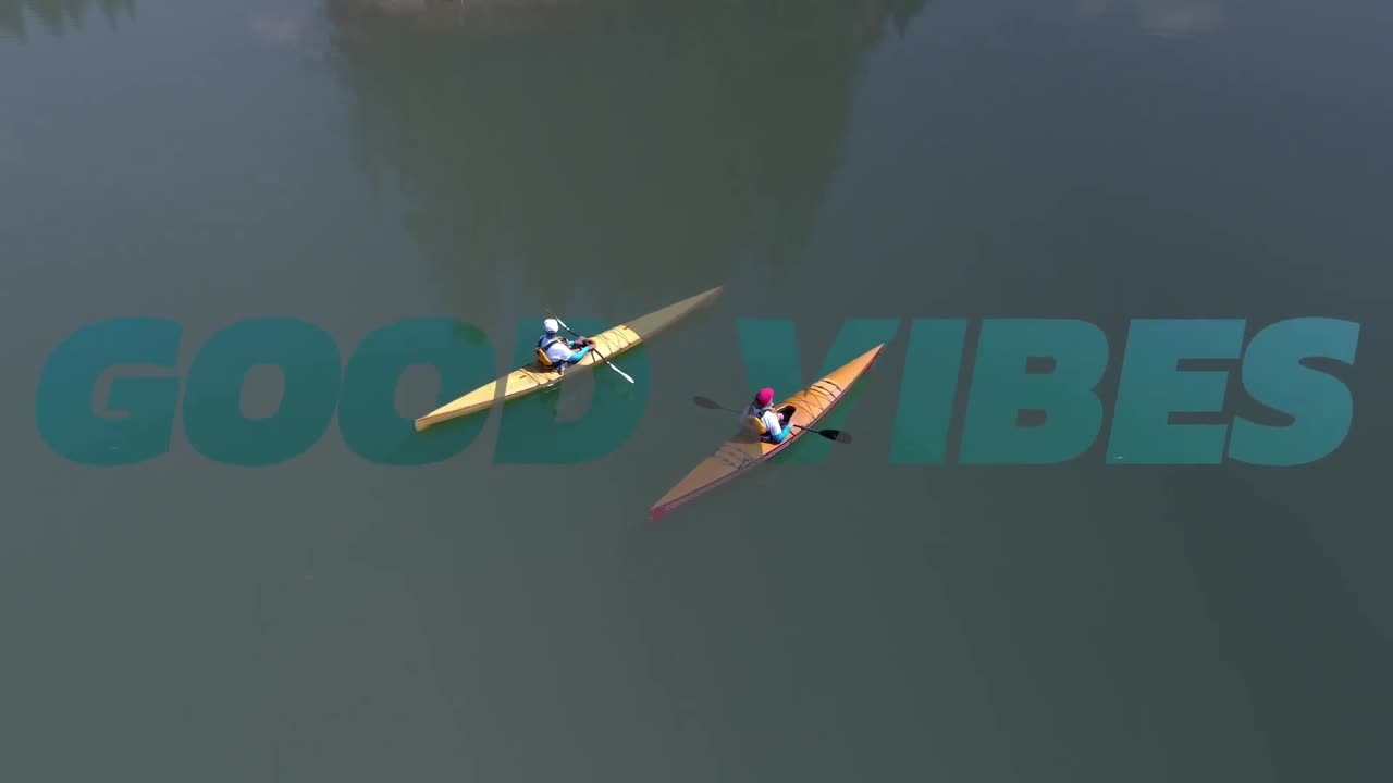 animación de buenas vibraciones texto sobre personas felices al aire libre