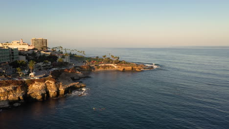 vista panorámica de la jolla cove y la playa con hoteles en los acantilados al amanecer en la jolla, san diego, california