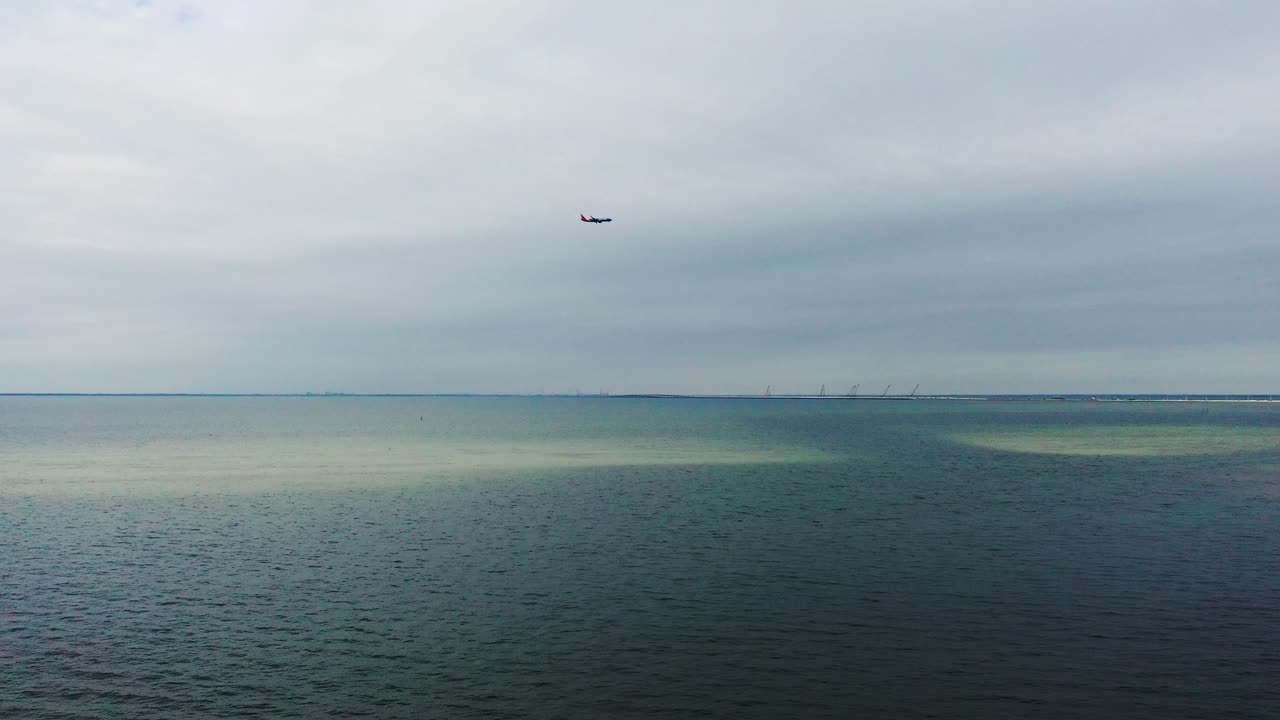 탬파 베이 상공에 착륙하는 공항에 접근하는 상업용 여객기, 패닝