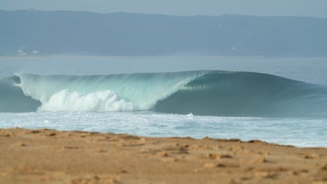 ola perfecta en nazaré con un hermoso barril