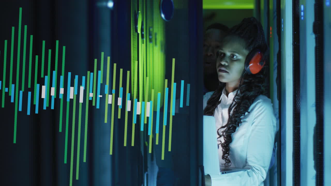 animación del procesamiento de datos sobre ingeniera informática afroamericana y servidores informáticos