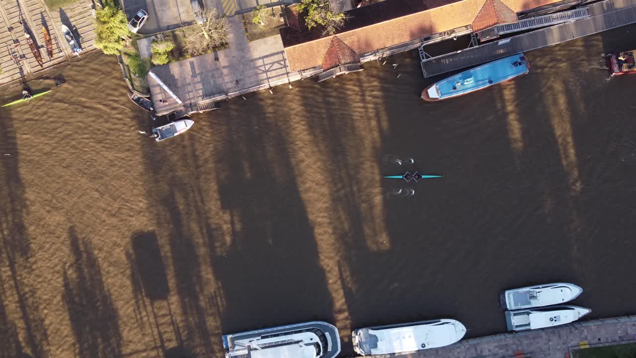 일몰, 공중에서 티그레 시 강에서 노 젓는 보트 선수 훈련