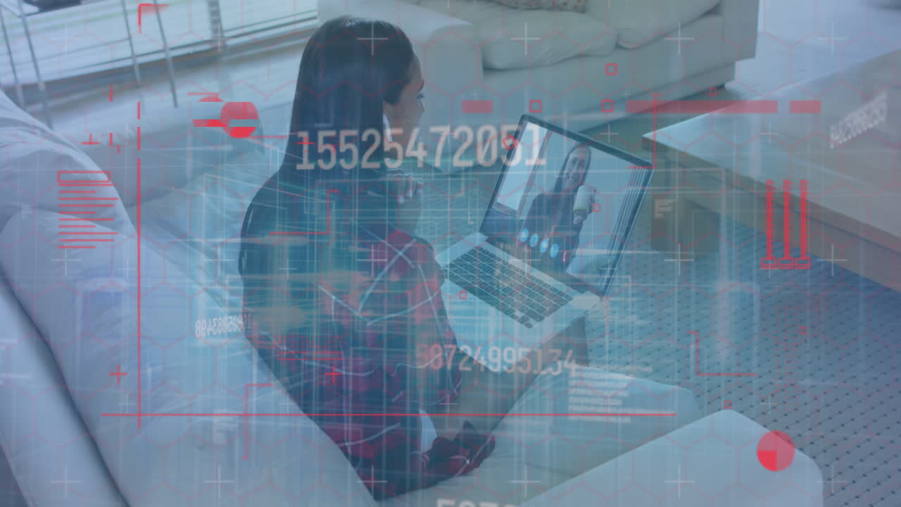 animación de números cambiantes y grabación de estadísticas sobre una mujer usando una computadora portátil en una videollamada