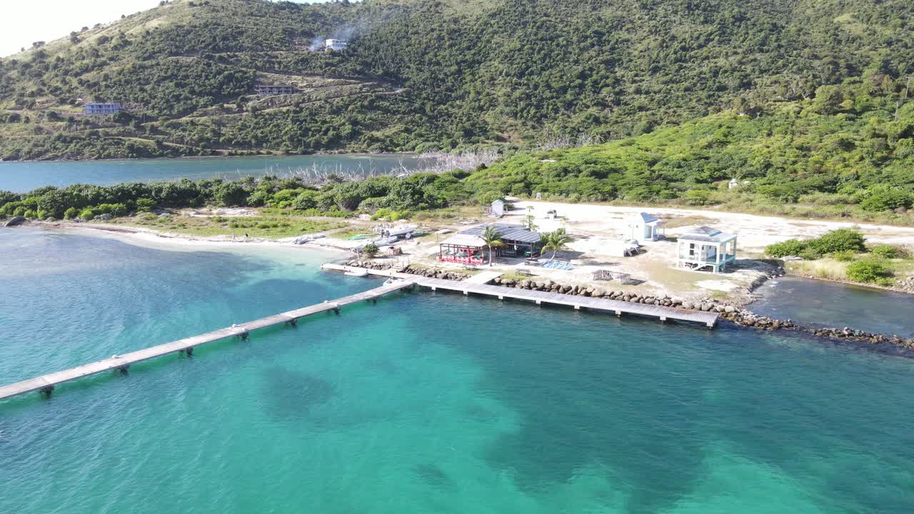 영국령 버진 아일랜드의 조스트 반 다이크를 향해 공중 비행