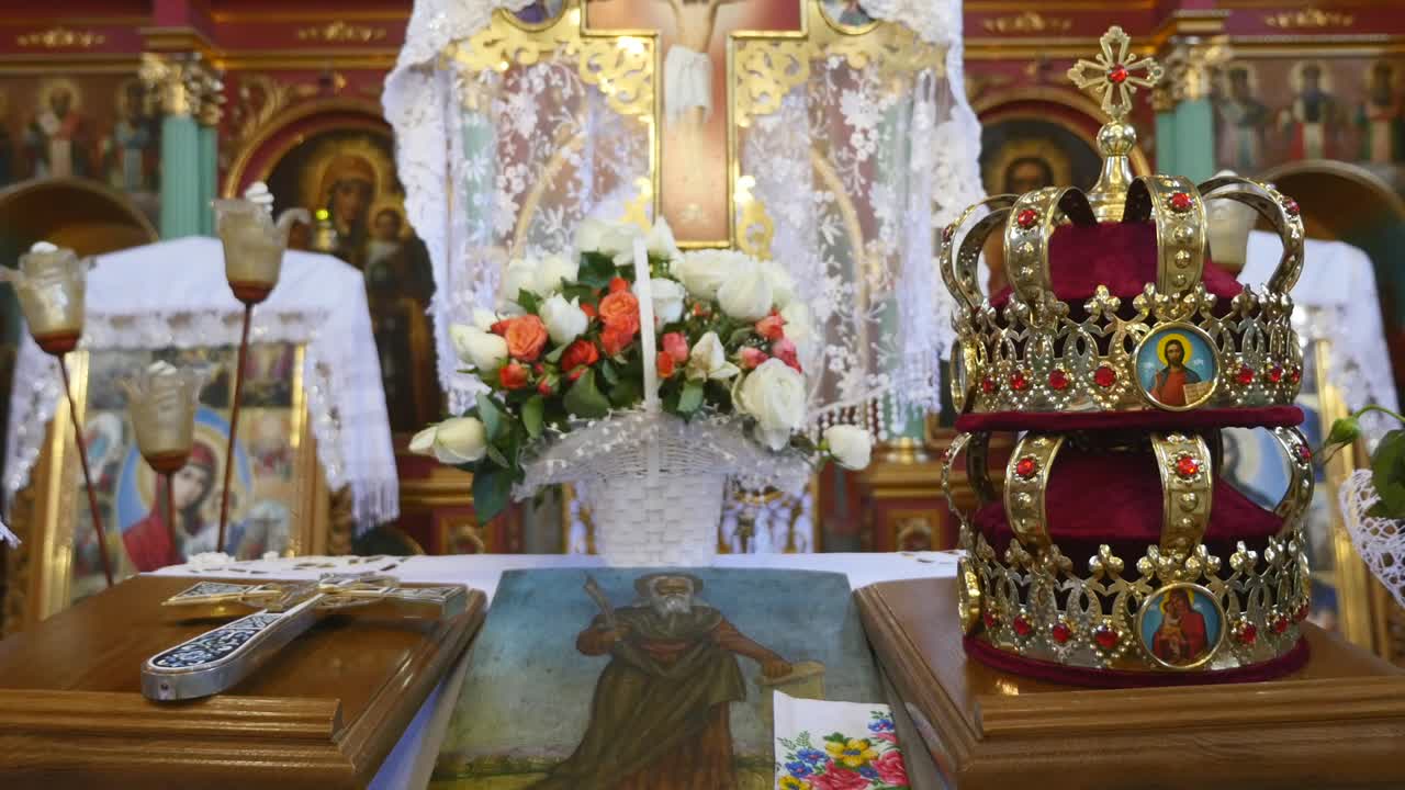 atributos de la iglesia para la ceremonia de bodas. coronas de oro están en el altar. atributos del sacerdote. interior de la iglesia