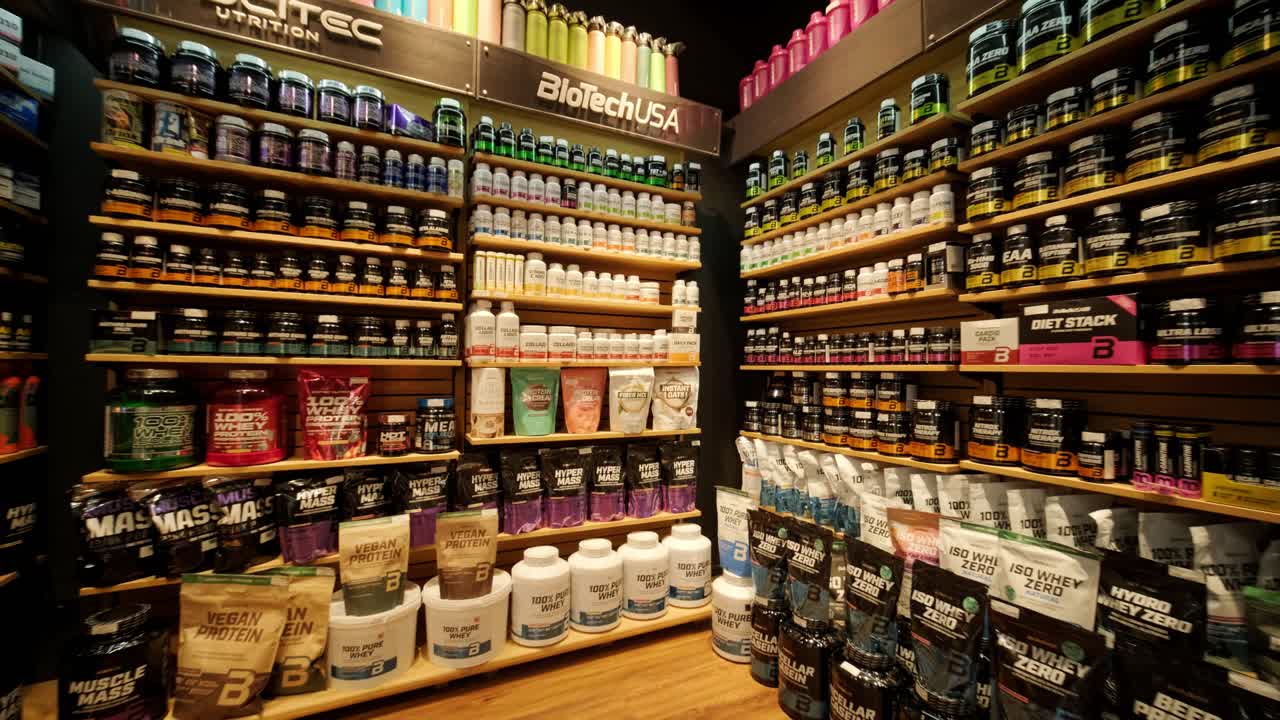 스포츠 영양 상점 인테리어에는 다양한 영양 보충제가 있습니다.