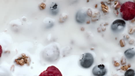 Himbeeren-Werfen-Und-Joghurt-Mit-Spritzwasser-Bespritzen,-Draufsicht.-Kalzium-Hafer-Flüssigkeit-Mit-Beeren