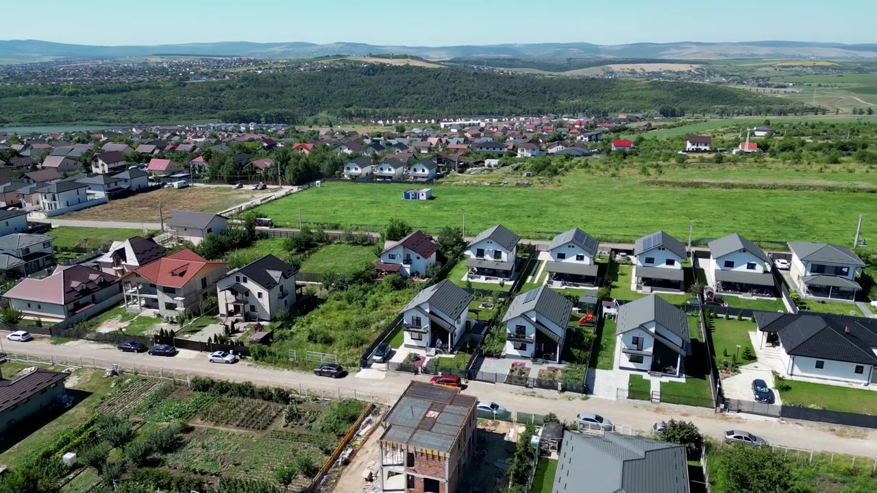 Krásné luxusní venkovské domy a chaty nedaleko oblíbeného letního letoviska v Rumunsku