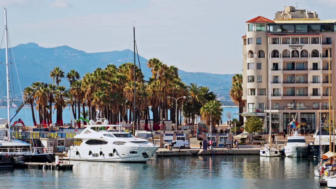 Cannes, Francia - 10 febbraio 2025: barche ormeggiate nel Vieux-Port con le montagne sullo sfondo