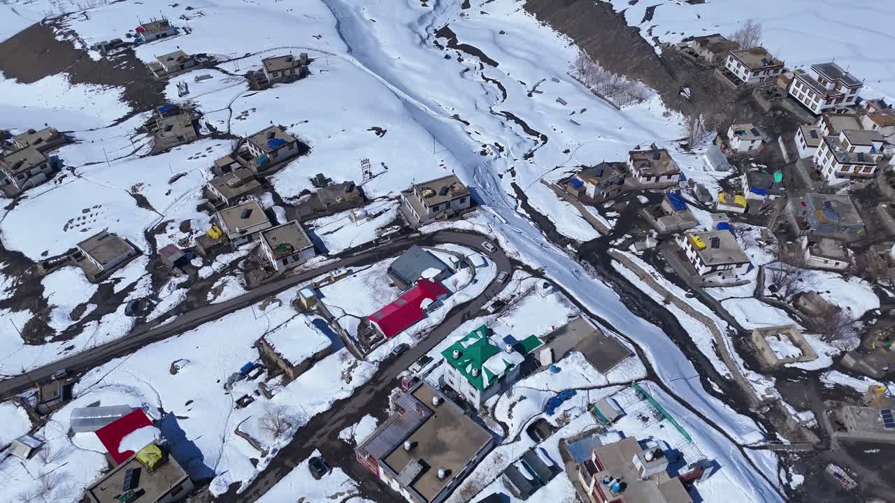 눈 인 산 마을의 공중 사진