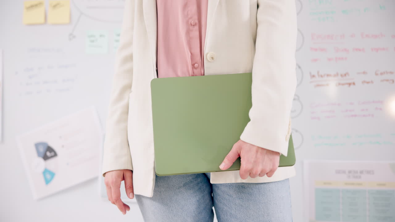 manos, portátil y presentación con un negocio