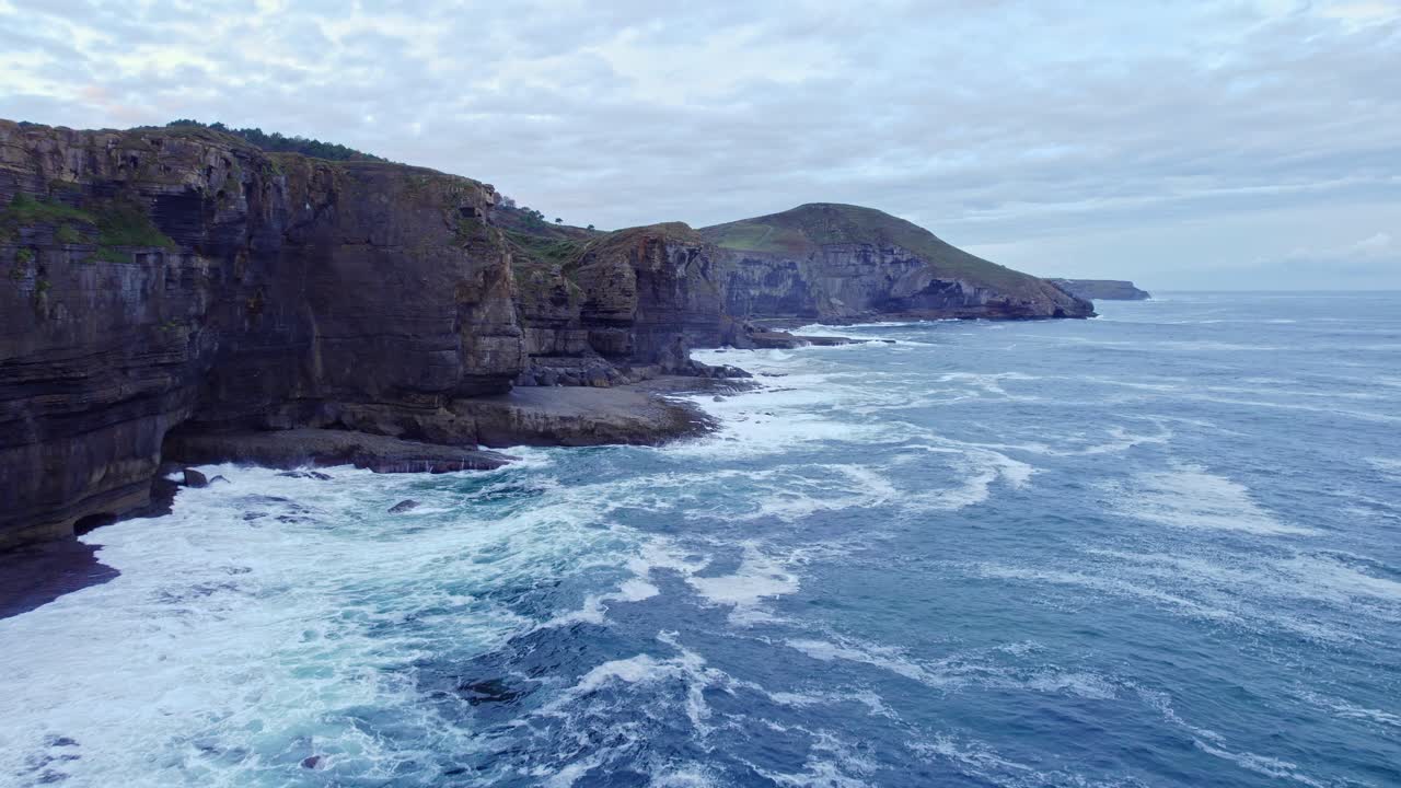 drone captura la costa de la isla de isla, cantabria desde el nivel del mar en un día soleado