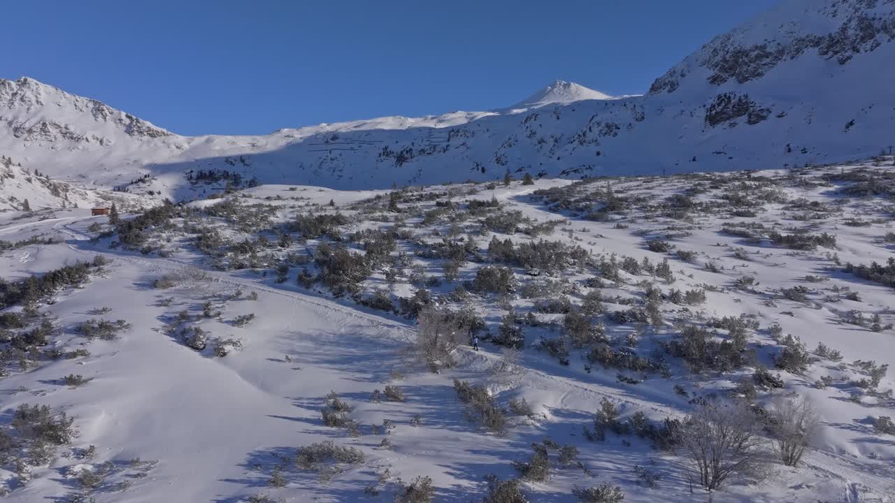 Gruppo di escursionisti che ciaspolano su neve fresca a Obertauern, Austria