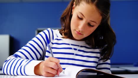 Estudiante-Estudiando-En-El-Aula