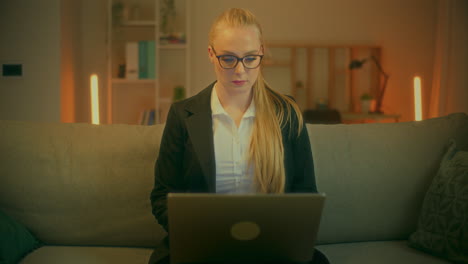 mujer de negocios concentrada trabaja desde casa hasta tarde en la noche