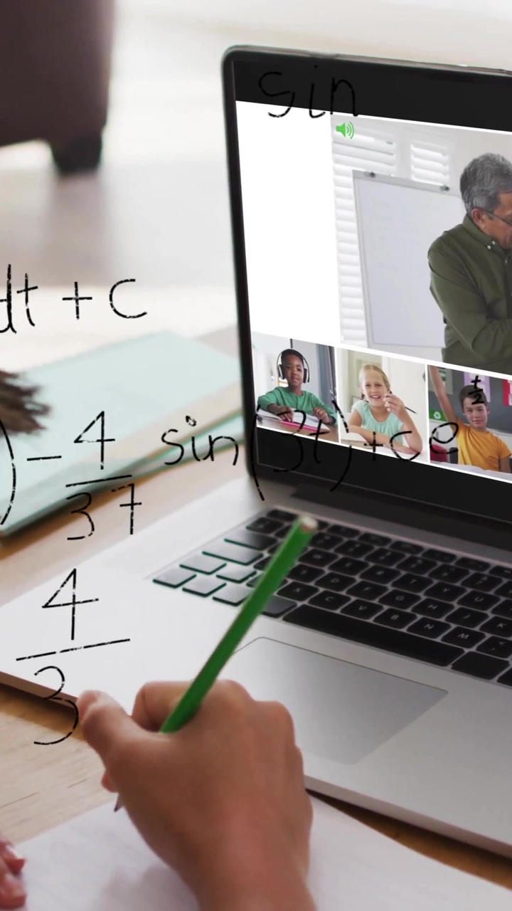En la escuela, un niño estudiando matemáticas con el profesor y compañeros de clase usando animación en una computadora portátil