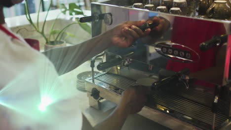 animación de puntos de luz sobre un hombre biracial preparando café en una cafetería