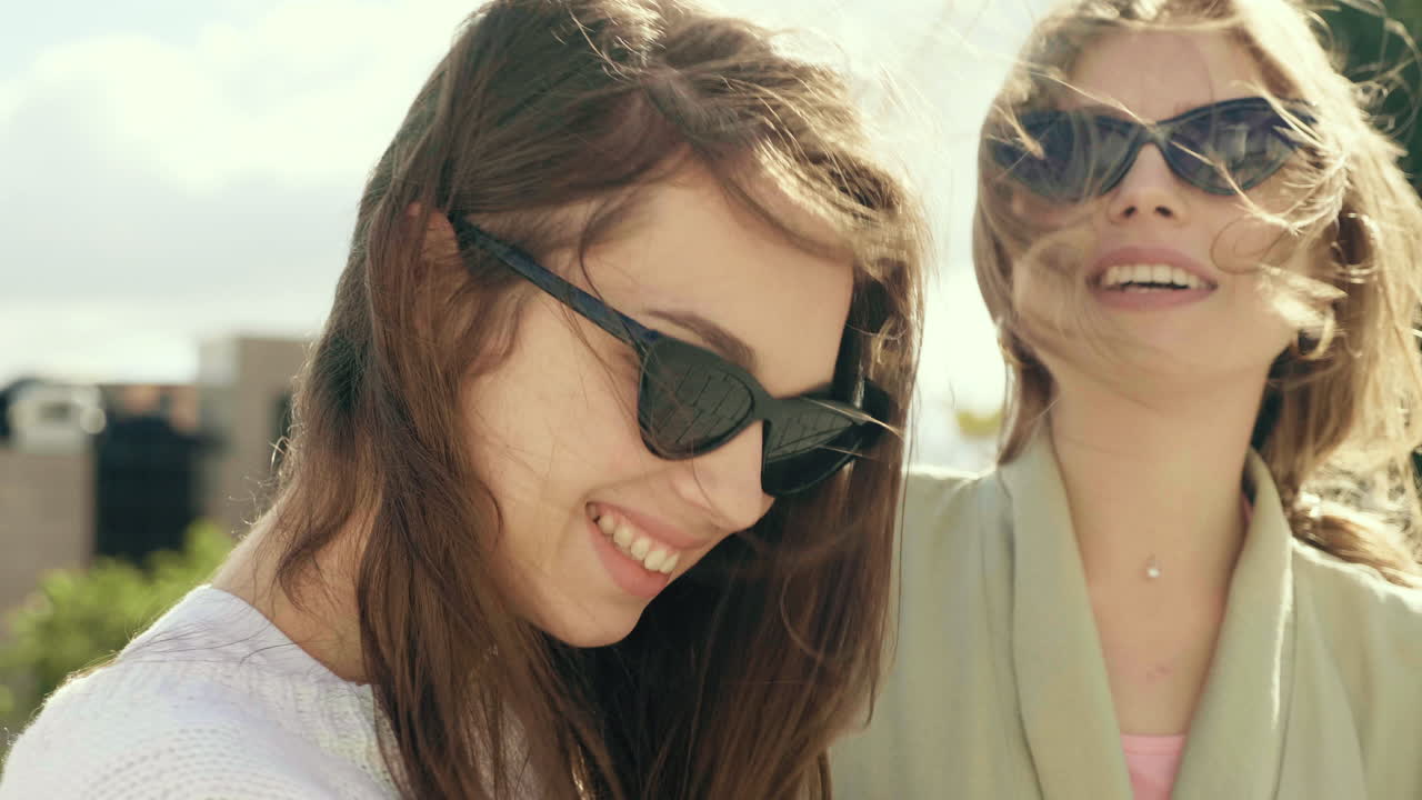 밖에서 미소 짓는 두 여인