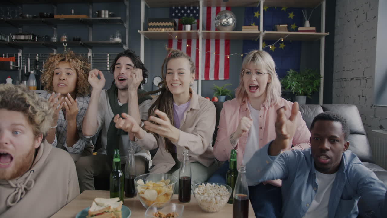 승리 를 축하 하는 친구 들