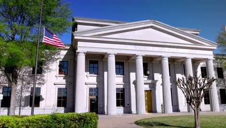 Edificio-De-La-Corte-Suprema-Del-Estado-De-Arkansas-En-Little-Rock,-Arkansas-Con-Video-Cardán-Caminando-Hacia-Adelante