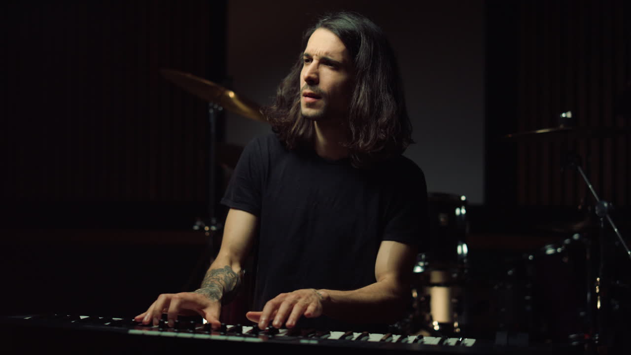 un pianista triste agitando la mano en el estudio de música, un tipo molesto presionando las teclas en el interior.