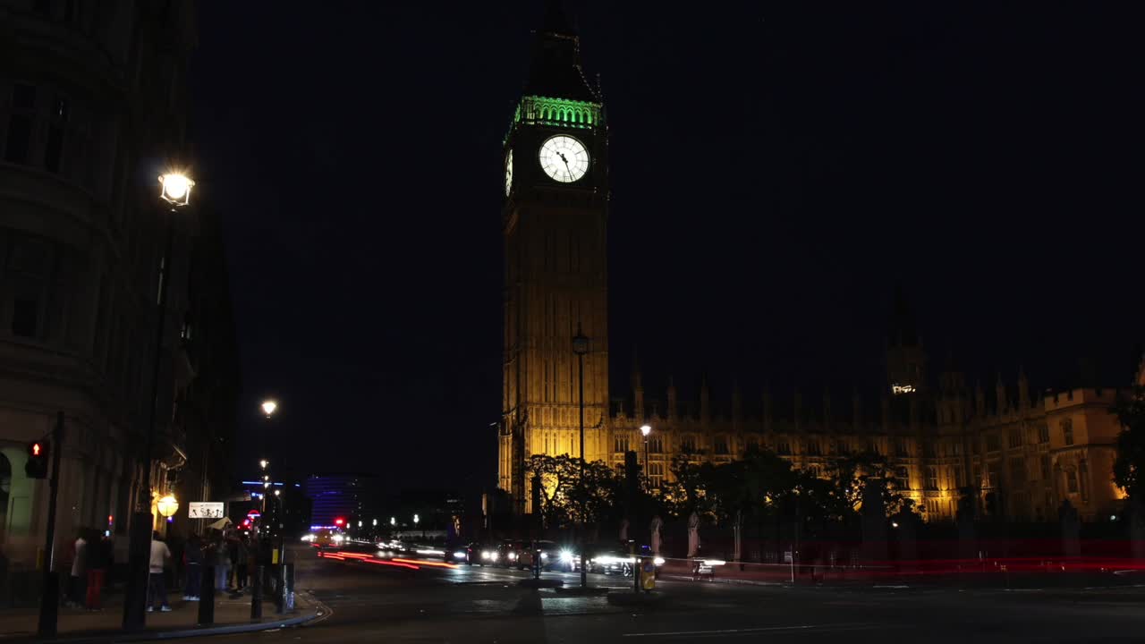 timelapse del tráfico nocturno con la torre del reloj big ben en londres