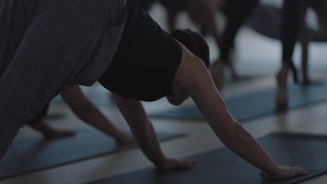 Yoga-Kursgruppe-Gemischtrassiger-Frauen,-Die-Kobra-Pose-Praktizieren-Und-Einen-Gesunden-Lebensstil-Genießen-Und-Bei-Sonnenaufgang-Im-Fitnessstudio-Trainieren