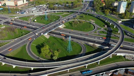 Vista-Aérea-De-Una-Intersección-De-Autopistas-Con-Senderos-De-Tráfico-En-Moscú.