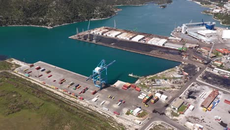 vista aérea en el puerto marítimo de ploce, croacia - disparo de drones