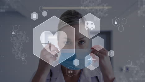 animación de iconos digitales de procesamiento de datos sobre una doctora caucásica con máscara facial