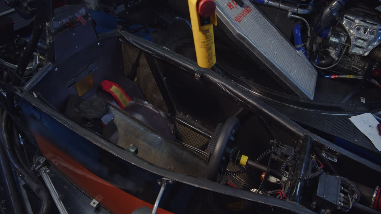 후드가 없는 차고에 있는 1인승 스포츠카