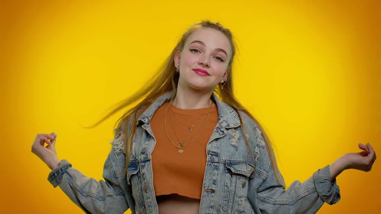 orgullosa egoísta chica elegante orgullosa de su victoria, presumiendo de su propio éxito ganar logros con una sonrisa