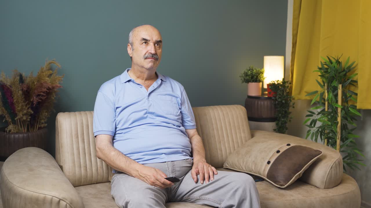 L'anziano che si arrabbia per quello che vede in TV