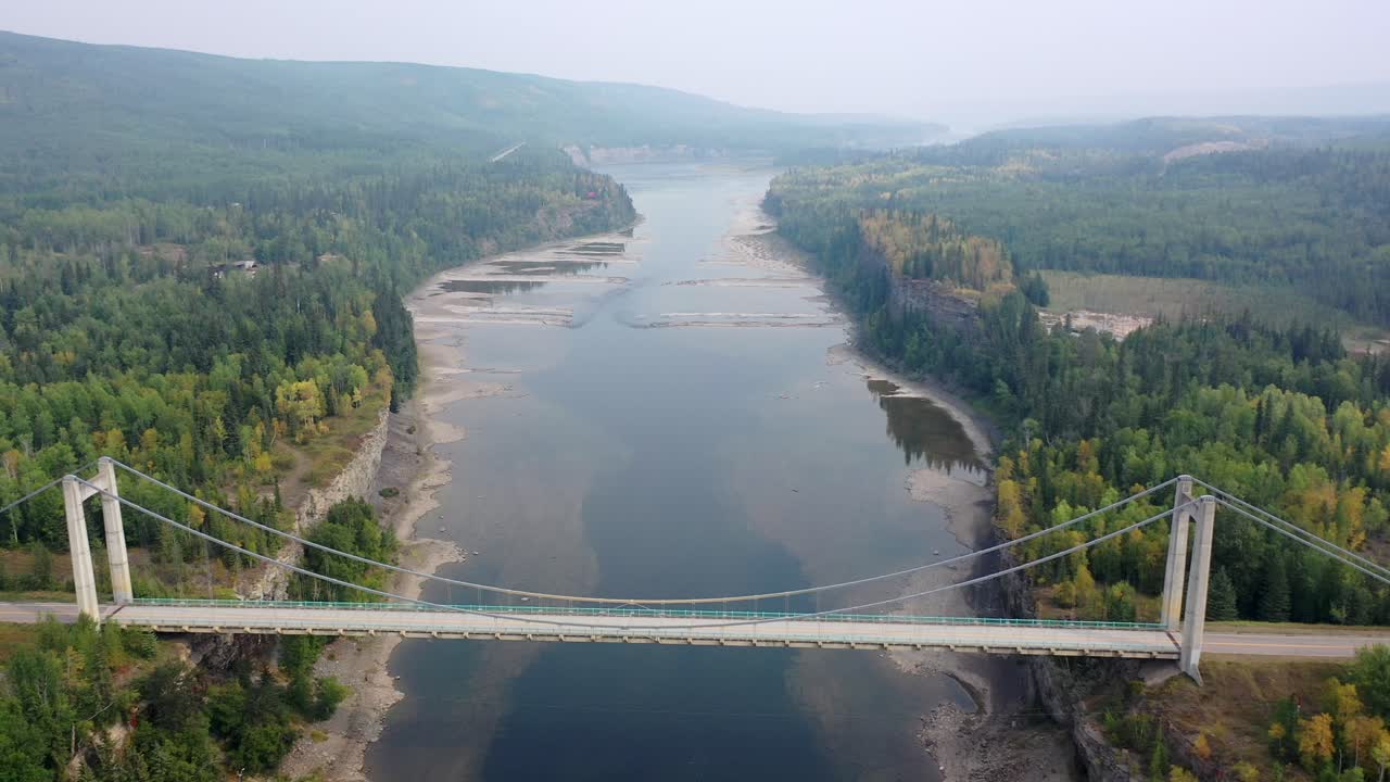 드론 이 브리티시 컬럼비아 북동부 의 평화 강 서스펜션 다리 위 를 날아다닌다