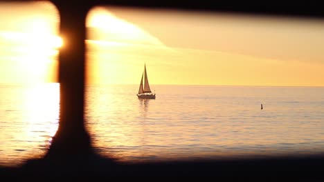 Barco-Solitario-Navegando-En-El-Hermoso-Y-Colorido-Océano-Pacífico