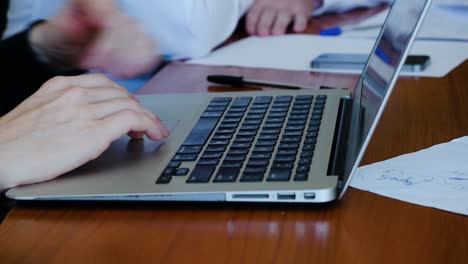 personas que trabajan con computadoras portátiles en una reunión