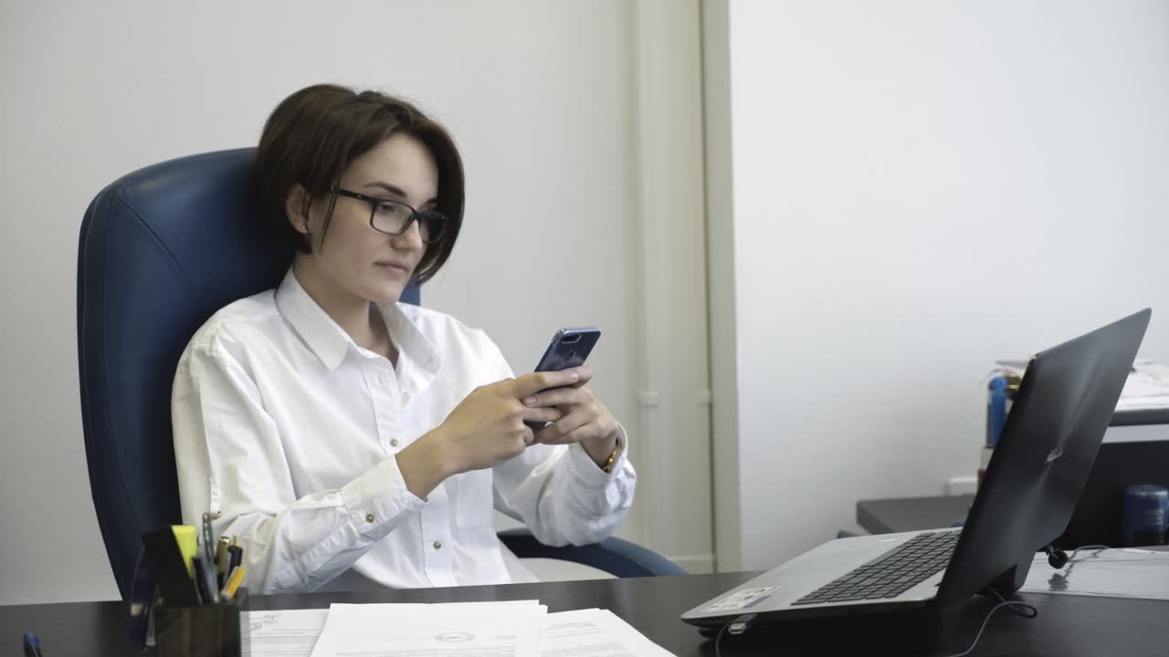 mujer que trabaja en una oficina