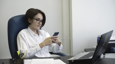mujer que trabaja en una oficina